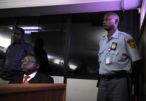 L’ancien colonel de l’armée rwandaise Theoneste Bagosora (à gauche) réagit devant le tribunal en attendant le 18 décembre 2007 le prononcé du verdict sur les accusations de génocide.