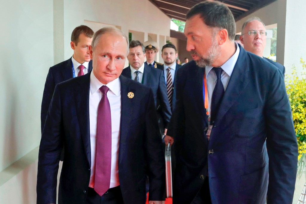   Le président russe Vladimir Poutine, à gauche, et le magnat russe des métaux Oleg Deripaska, à droite, marchent pour assister au dialogue du Conseil consultatif des entreprises de l’APEC à Danang.