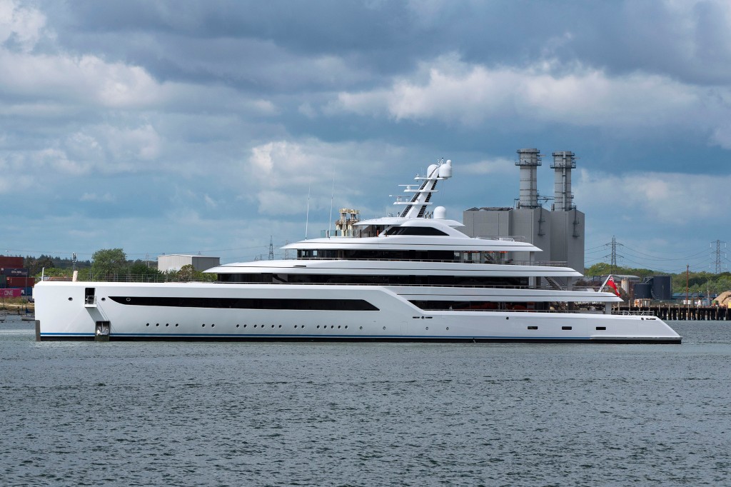 Super yacht Dilbar 15 917 tonnes, appartenant au milliardaire russe Alisher Usmanov au départ du port de Southampton. 