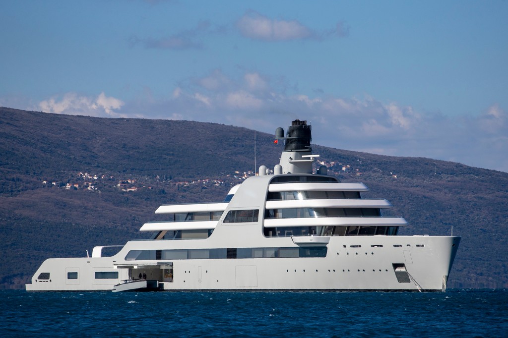 Le superyacht Solaris, propriété de Roman Abramovich, arrive dans les eaux de Porto Montenegro le 12 mars.