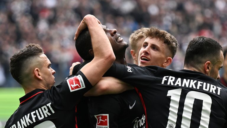 Rafael Santos Borre de l’Eintracht Francfort, le buteur Evan Ndicka, Jesper Lindstrom et Filip Kostic applaudissent après le but contre Hoffenheim