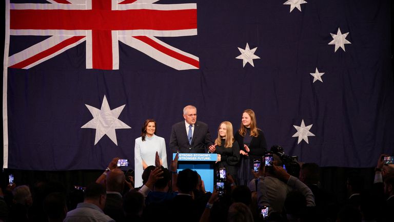 Le Premier ministre sortant Scott Morrison, chef du Parti libéral australien, se tient à côté de sa femme Jenny et de ses filles Lily et Abbey alors qu’il concède sa défaite aux élections générales du pays auxquelles il s’est présenté contre le chef du Parti travailliste Anthony Albanese