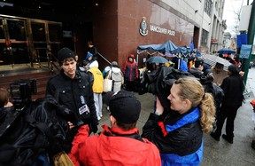 Sur cette photo de 2009, le directeur général par intérim de l’Association des libertés civiles de la Colombie-Britannique, David Eby, s’adresse aux journalistes alors que les femmes de « Power to Women » organisent une manifestation qui comprenait un trottoir. vente à l’extérieur du poste de police de la rue Main à Vancouver. Le groupe a été irrité par ce qu’ils ont appelé des « contraventions agressives » pour des infractions telles que le jaywalking et la vente de rue dans le Downtown Eastside.