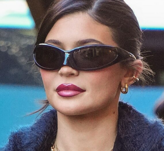 Kylie Jenner ose porter un pantalon flaque d’eau à New York