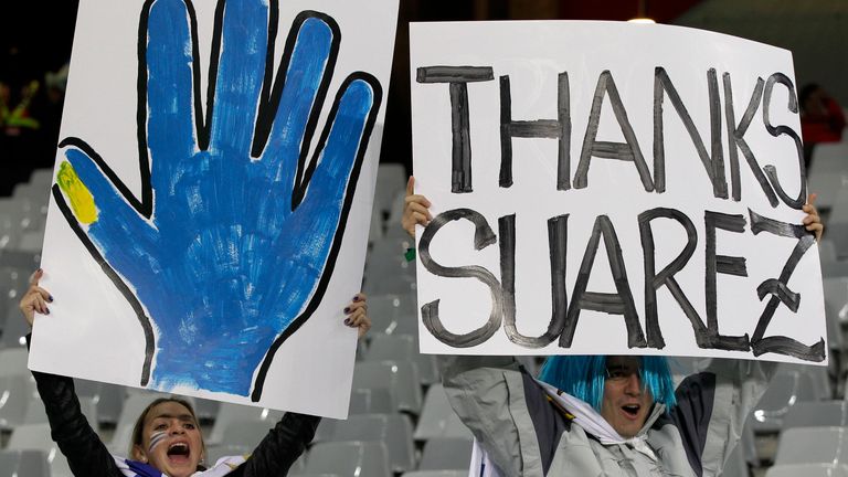 Les supporters uruguayens célèbrent l’intervention de Suarez