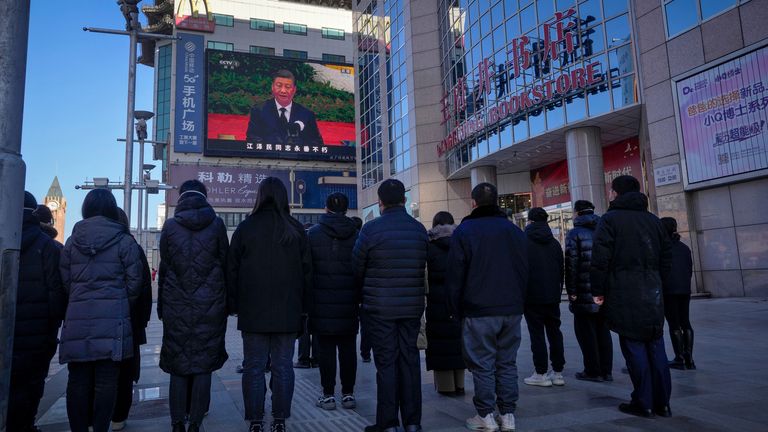 Les habitants de Pékin regardent une retransmission en direct du service commémoratif de l’ancien président chinois Jiang Zemin. Photo : AP