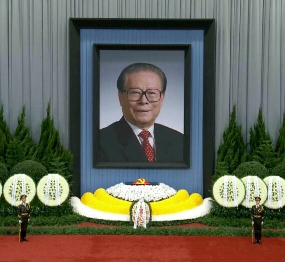 Le président Xi Jinping parle pendant une heure à la mémoire du défunt dirigeant chinois Jiang Zemin