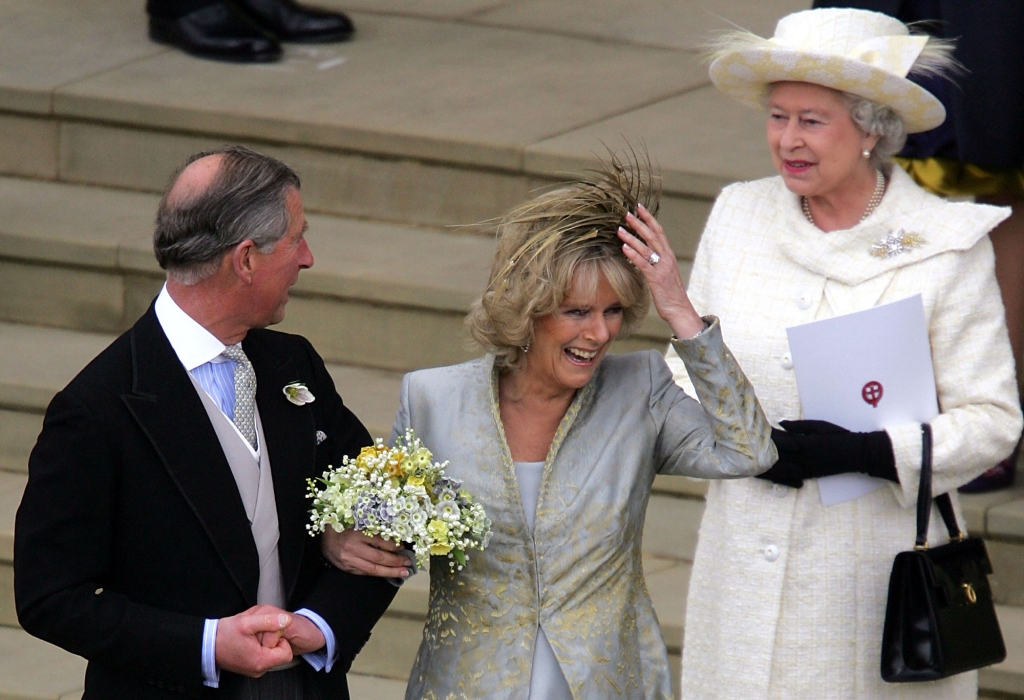 Le prince Charles, Camilla et la reine Elizabeth II de l’époque ont célébré le service de prière et de dédicace après leur mariage au Guildhall, au château de Windsor, le 9 avril 2005.