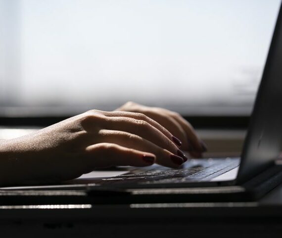 Un nouvel outil métafinancé aide les adolescents à supprimer les images explicites en ligne – National | Globalnews.ca