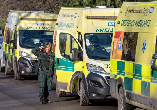 Un ambulancier revient d’un appel à la ligne de piquetage à l’extérieur du poste d’ambulance Longley à Sheffield. Des milliers de membres des syndicats Unison, Unite et GMB devraient débrayer lundi en Angleterre et au Pays de Galles dans le cadre de la poursuite de l’action revendicative dans les services de santé. Date de la photo : lundi 23 janvier 2023. Photo PA. Jusqu’à 15 000 ambulanciers d’Unison feront grève pour la troisième fois en cinq semaines et seront rejoints par 5 000 de leurs collègues du NHS dans deux hôpitaux de Liverpool. Voir l’histoire de l’AP L’industrie frappe les ambulances. Crédit photo devrait lire: Danny Lawson / PA Wire