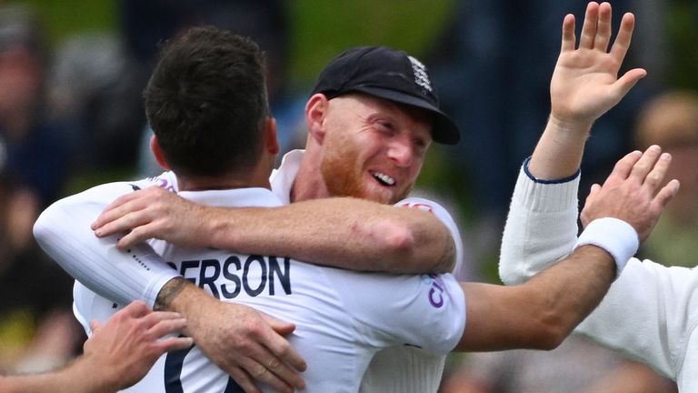 Le bowler anglais James Anderson, à gauche, est embrassé par son coéquipier Ben Stokes après avoir pris le guichet du Néo-Zélandais Kane Williamson le deuxième jour du deuxième test de cricket entre l’Angleterre et la Nouvelle-Zélande à la Basin Reserve à Wellington, en Nouvelle-Zélande, le samedi 25 février 2023. (Andrew Cornaga/Photosport via AP)