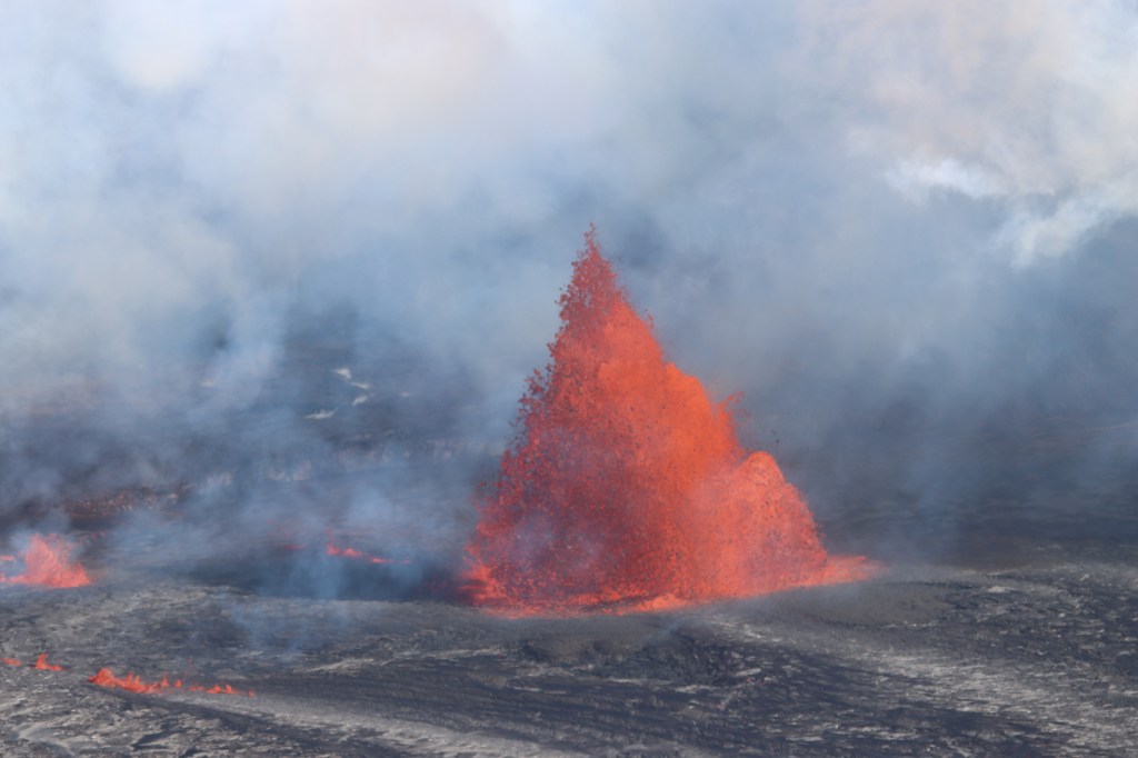 En juin, le Kilauea est entré en éruption pendant plusieurs semaines, affichant des fontaines de lave rouge sans menacer les communautés ou les structures. 