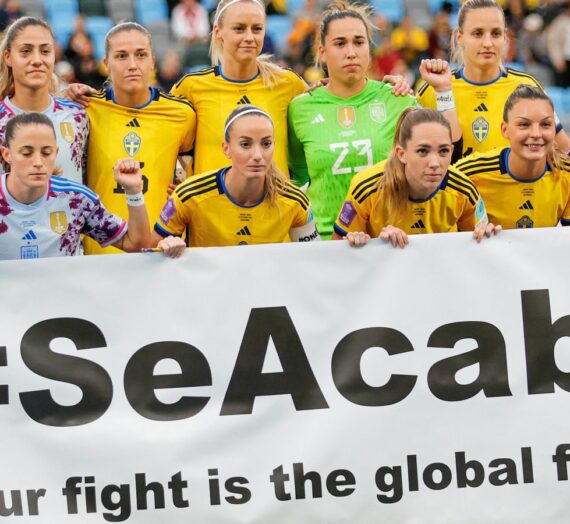 Les équipes d’Espagne et de Suède s’unissent alors que le scandale des baisers de la Coupe du monde gronde