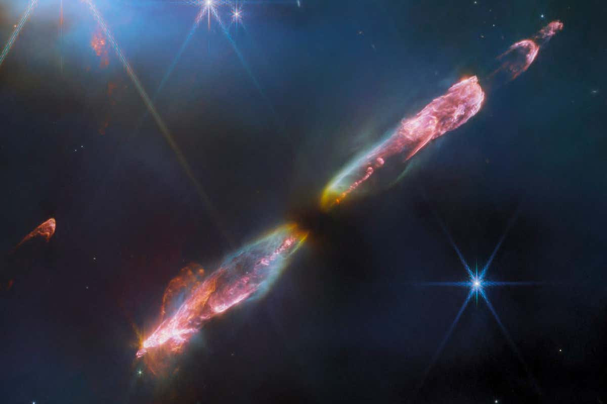 https://webbtelescope.org/contents/media/images/2023/141/01H9NWH9JEBFPKVD3M1RRTGGQJ Légende L’observation haute résolution et proche infrarouge du télescope spatial James Webb de la NASA sur Herbig-Haro 211 révèle des détails exquis de l’écoulement d’une jeune étoile, un analogue infantile de notre Soleil. Les objets Herbig-Haro se forment lorsque des vents stellaires ou des jets de gaz crachant des étoiles naissantes forment des ondes de choc entrant en collision avec le gaz et la poussière à proximité à grande vitesse L’image montre une série de chocs d’étrave vers le sud-est (en bas à gauche) et au nord-ouest (en haut à droite) ainsi que l’étroit jet bipolaire qui les alimente avec des détails sans précédent. Les molécules excitées par les conditions turbulentes, y compris l’hydrogène moléculaire, le monoxyde de carbone et le monoxyde de silicium, émettent de la lumière infrarouge, recueillie par Webb, qui cartographie la structure des écoulements. Crédits Image ESA/Webb, NASA, ASC, Tom Ray (Dublin)