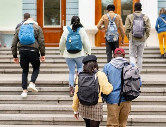 Pourquoi de plus en plus de collèges adoptent les admissions directes