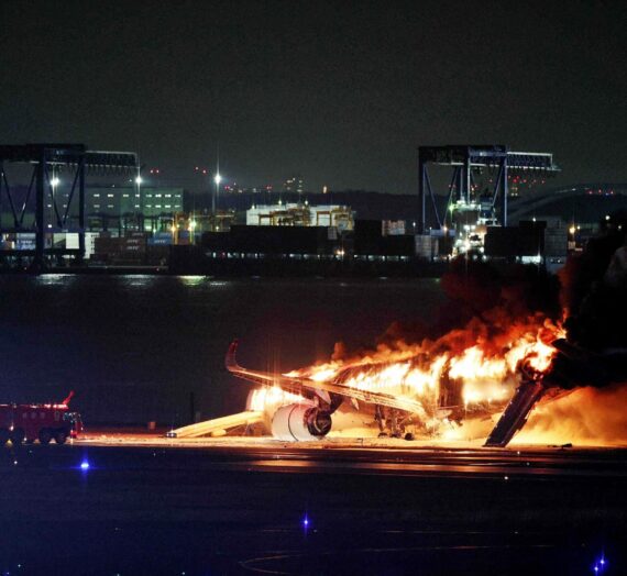 Un avion de Japan Airlines en flammes sur la piste de l’aéroport de Tokyo ; Tous les passagers et membres d’équipage évacués