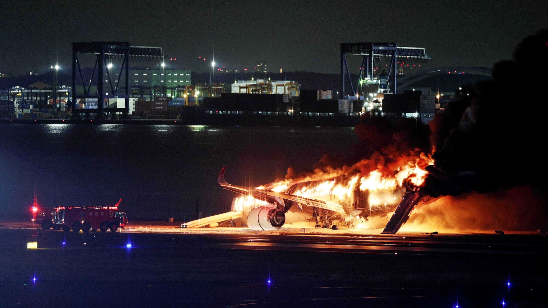 Un avion de Japan Airlines en flammes sur la piste de l’aéroport de Tokyo ; Tous les passagers et membres d’équipage évacués